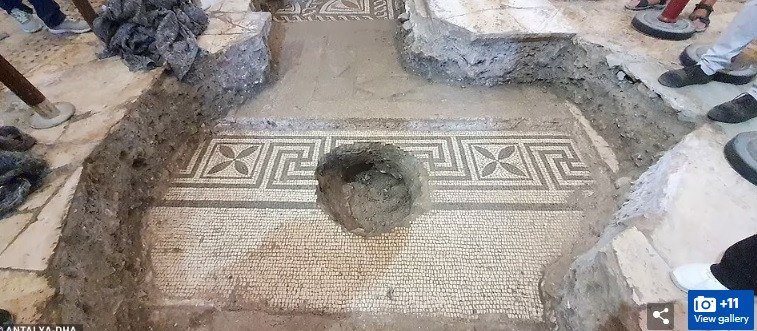 Phải đến khi nhóm khảo cổ khai quật tranh khảm và sàn đá từ nhà thờ, các chuyên gia mới xác định được ngôi mộ của Thánh Nicholas.