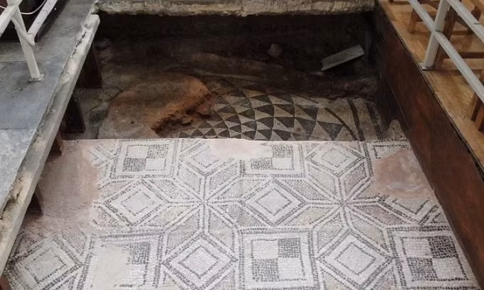 Một số ghi chép lịch sử đề cập đến việc Thánh Nicholas được chôn cất ở nhà thờ xây theo tên ông sau khi qua đời. Thế nhưng, nơi đặt hài cốt của Thánh Nicholas trở thành bí ẩn lớn suốt nhiều thế kỷ qua.