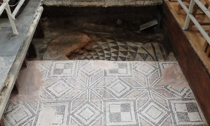 Một số ghi chép lịch sử đề cập đến việc Thánh Nicholas được chôn cất ở nhà thờ xây theo tên ông sau khi qua đời. Thế nhưng, nơi đặt hài cốt của Thánh Nicholas trở thành bí ẩn lớn suốt nhiều thế kỷ qua.