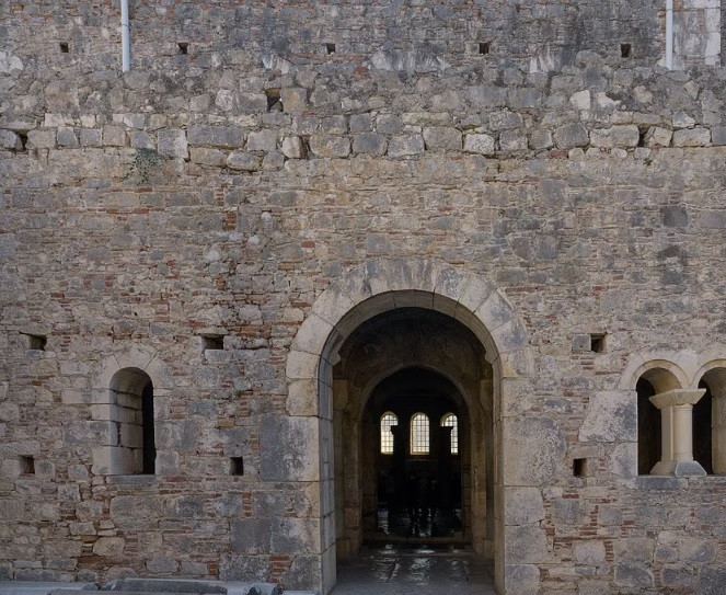 Nhà thờ Đông La Mã xây phía trên nền móng của nhà thờ cổ đại giúp bảo vệ ngôi mộ của Thánh Nicholas.