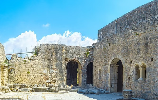 Công trình tôn giáo xây sau là nơi thờ phụng dành cho người theo đạo Thiên Chúa từ thế kỷ 5 - 12 và được bao quanh bởi các bức tượng Thánh Nicholas.