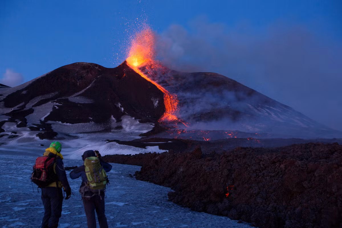 Tiến sĩ Leighton giải thích khi magma di chuyển lên phía trên, các âm thanh thay đổi giống như chuyển động của cần đàn trombone. Trước khi núi lửa Etna phun khói và tro lên không trung hồi tháng 2/2021, hòa âm của nó bắt đầu thay đổi. Tần số đỉnh tăng liên tục và nguyên nhân là đá magma dâng lên miệng núi lửa.