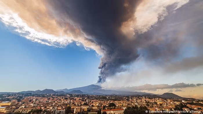 Thông qua việc sử dụng các các micrô chuyên dụng, các nhà khoa học có thể "lắng nghe" âm thanh phát ra từ sâu trong lòng núi lửa và phân tích những âm thanh đó để phân tích, dự báo hoạt động của chúng trong tương lai.