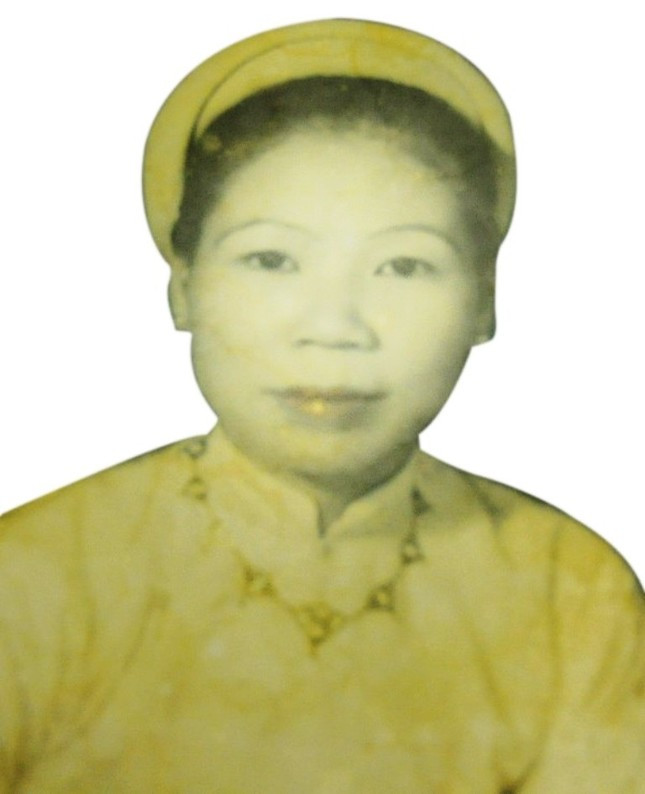 Khi lên 8 tuổi, bà Lê Thị Dinh được gọi vào cung phục vụ cho Thánh Cung Hoàng hậu - vợ vua Đồng Khánh và Hoàng Thái hậu Từ Cung - vợ vua Khải Định.