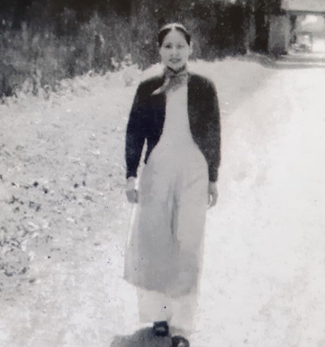 Bà Lê Thị Dinh hầu cận đức Từ Cung cho đến ngày Hoàng Thái hậu qua đời tại Huế vào năm 1980.