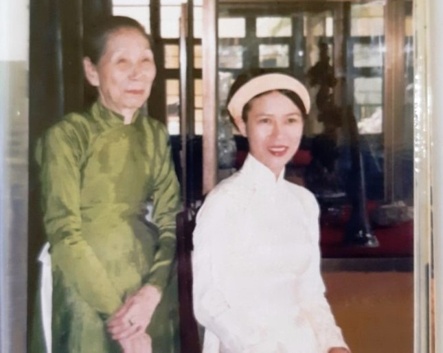 Sau Cách mạng tháng Tám năm 1945, bà Lê Thị Dinh (trái ảnh) theo đức Từ Cung - mẹ vua Bảo Đại về ở tại cung An Định (Huế) để chăm lo cho Hoàng Thái hậu.