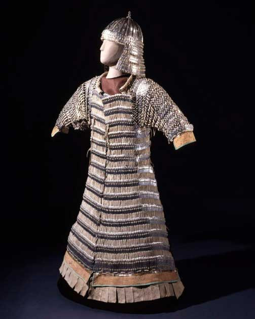 Bộ áo giáp có nguồn gốc từ Tây Tạng được làm từ thép, da và vải.