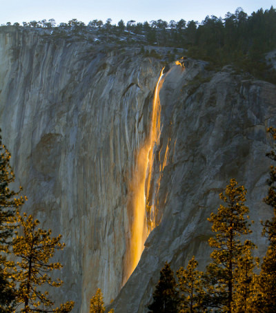 Dòng thác Horsetail chia làm 2 đoạn: bắt đầu chảy từ độ cao 478m xuống những phiến đá dốc, tung bọt trắng tạo màn sương mờ rồi sau đó đổ tiếp khoảng 150m đến chân núi.