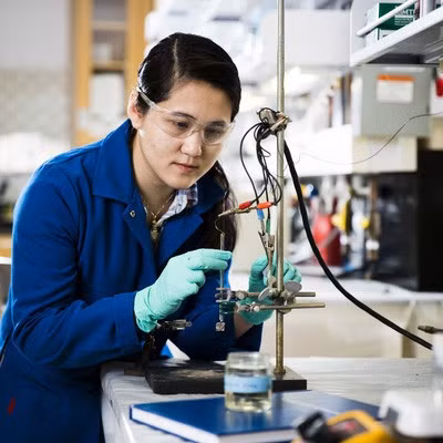 Nu tien si goc Viet dot pha voi sang che pin 400 nam tuoi-Hinh-2