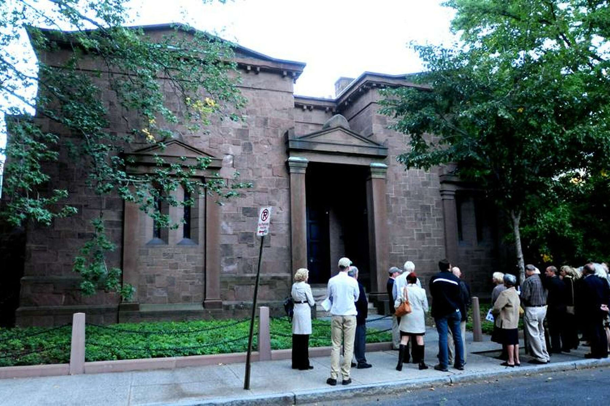 Ngay cả trụ sở của hội Đầu lâu xương chéo cũng khiến nhiều người tò mò hơn khi được xây không có cửa sổ nào. Thêm nữa, hội còn có một trụ sở nằm trên hòn đảo riêng ở St. Lawrence River. Mọi thông tin về thành viên, hoạt động của hội kín này chưa từng được tiết lộ.