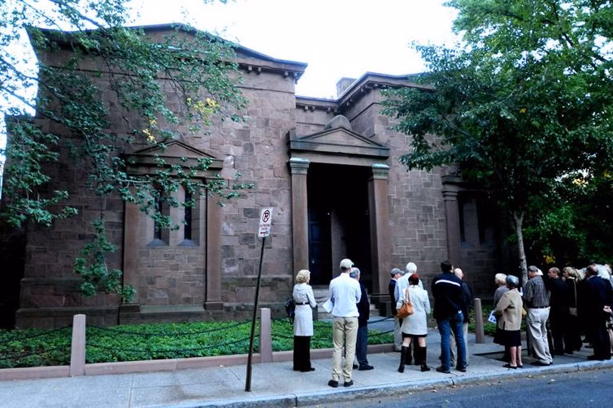 Ngay cả trụ sở của hội Đầu lâu xương chéo cũng khiến nhiều người tò mò hơn khi được xây không có cửa sổ nào. Thêm nữa, hội còn có một trụ sở nằm trên hòn đảo riêng ở St. Lawrence River. Mọi thông tin về thành viên, hoạt động của hội kín này chưa từng được tiết lộ.