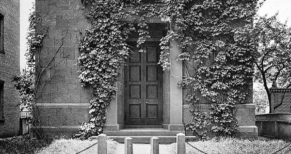 Vì vậy, công chúng cho rằng hội Đầu lâu xương chéo có ảnh hưởng lớn đến tình hình nước Mỹ cũng như thế giới. Thậm chí, hội kín này có khả năng thao túng CIA và một số cơ quan, tổ chức khác.