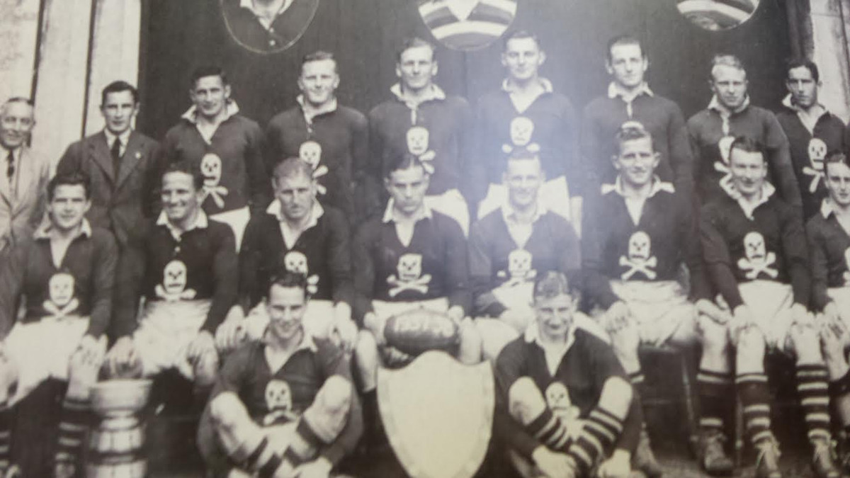 Theo một số nguồn tin, hội Đầu lâu xương chéo mỗi năm chỉ tuyển chọn và kết nạp khoảng 15 sinh viên xuất sắc nhất. Đa số thành viên là nam giới theo đạo Tin Lành. Một số ít thành viên trong hội kín là người Công giáo và Do Thái.