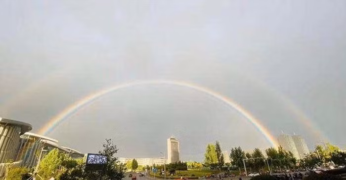 Cầu vồng thường xuất hiện khi không khí tràn ngập các giọt nước mưa. Nó thường xuất hiện hướng đối diện với Mặt trời.