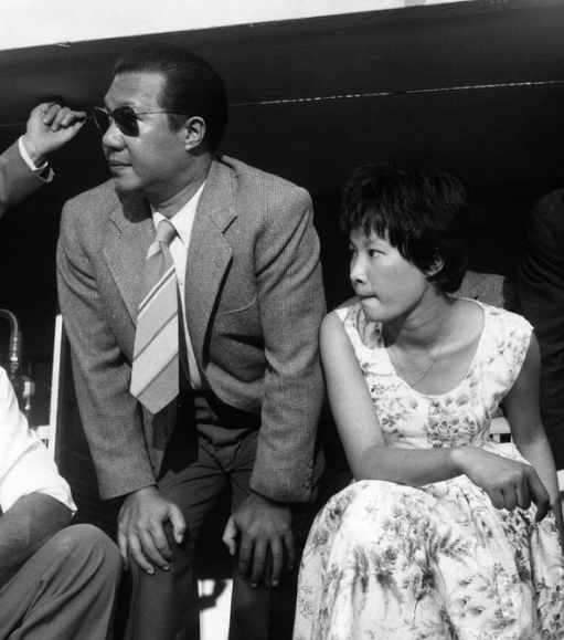 Khi trưởng thành, nhan sắc của công chúa Phương Mai ngày càng xinh đẹp. Trong ảnh là công chúa Phương Mai cùng người cha Bảo Đại xem đua xe Công thức 1 tại Monza, Italia vào năm 1955.