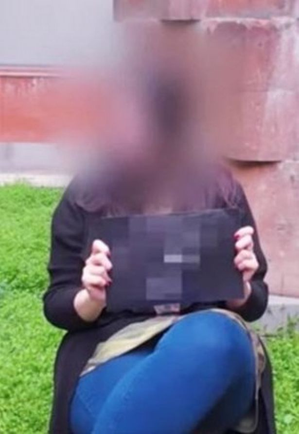 Năm 2009, dư luận xôn xao khi một phụ nữ đăng tải video dài 6 phút trên kênh YouTube ApexTV chứa nội dung gây sốc về du hành thời gian và người ngoài hành tinh. Theo lời kể của cô, mọi chuyện bắt đầu từ khi 18 tuổi. Lúc đó, cô đang học ngành hóa học tại một trường đại học ở Paris, Pháp.