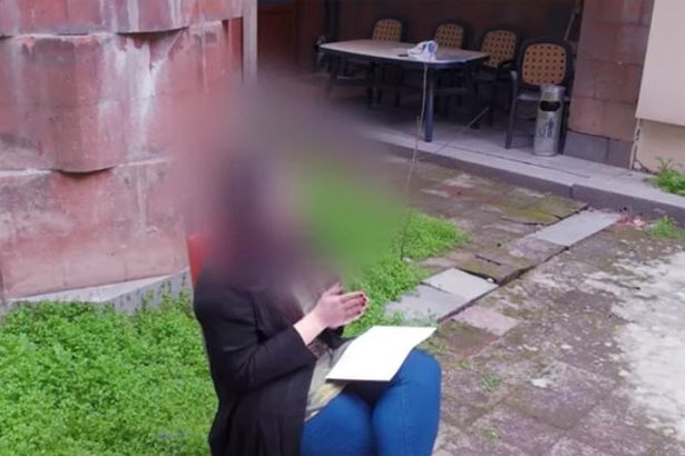 Khi theo học tại ngôi trường trên, cô phát hiện một căn phòng bí mật chứa cỗ máy thời gian. Sau đó, cô được cho phép làm việc trong căn phòng này và hỗ trợ các nhân viên khác trong trường.