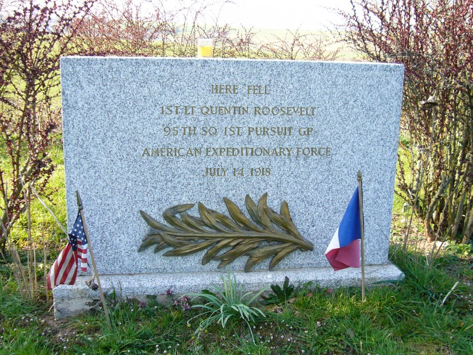 Khi ấy, Quentin được chôn cất bên cạnh người cha danh tiếng - Tổng thống Theodore.