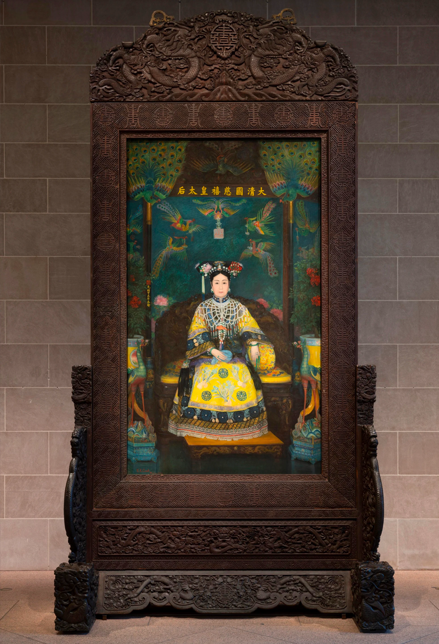 Vào thời điểm ấy, họa sĩ Katharine, 38 tuổi, đang ở Thuợng Hải thăm anh trai phục vụ trong quân đội. Bà tốt nghiệp ngành hội họa tại Đại học Tennessee Female và Paris. Nữ họa sĩ chuyên vẽ thể loại tranh chân dung và mở một số triển lãm tại Mỹ, châu Âu.