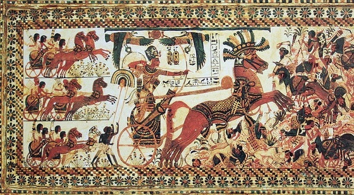 Trong đó, chiến xa là một trong những siêu vũ khí mà người Ai Cập cổ đại vô cùng tự hào. Những cỗ chiến xa thường do 2 hoặc 4 con ngựa kéo.