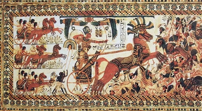 Ngoài chiến xa, người Ai Cập cổ đại còn sở hữu nhiều vũ khí có khả năng sát thương cao như: kiếm cong Khopesh, rìu chiến, chùy...