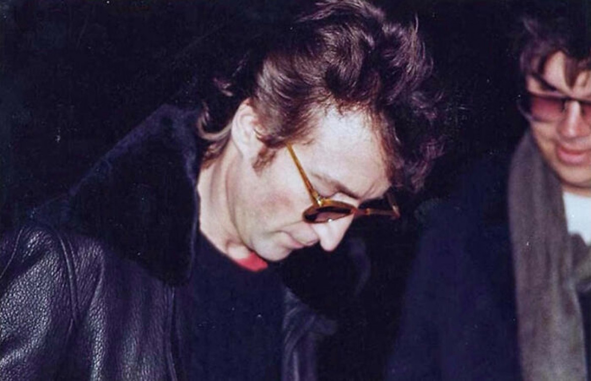 Bức ảnh chụp ca sĩ John Lennon ký tặng cho Mark David Chapman - kẻ đã sát hại ông ngay sau đó.