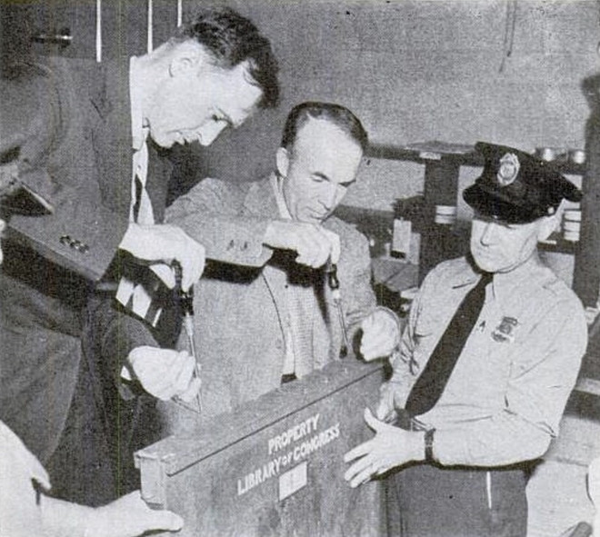 Khi Thế chiến 2 nổ ra (1939 - 1945), ngoài vàng, Cục dự trữ vàng Mỹ còn là nơi cất giữ văn kiện Hiến pháp đầu tiên của nước Mỹ, bản Tuyên ngôn độc lập, Các điều khoản hợp bang, Diễn văn nhậm chức lần 2 của Tổng thống Abraham Lincoln cùng các tập bản thảo của Diễn văn Gettysburg của Tổng thống Lincoln; ngoài ra còn có Kinh thánh Gutenberg và 1 bản sao của Đại Hiến Chương.