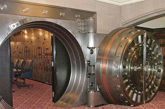 Xuất phát từ những điều trên, Cục dự trữ vàng Mỹ được bảo vệ vô cùng nghiêm ngặt với nhiều lớp an ninh bảo mật cao. Trong số này, cửa vào hầm và cửa thoát hiểm dày tới 53 cm, được làm từ các vật liệu chịu được lửa và chống khoan thủng. Nhân viên an ninh canh gác nghiêm ngặt xung quanh kho vàng "khủng" này.