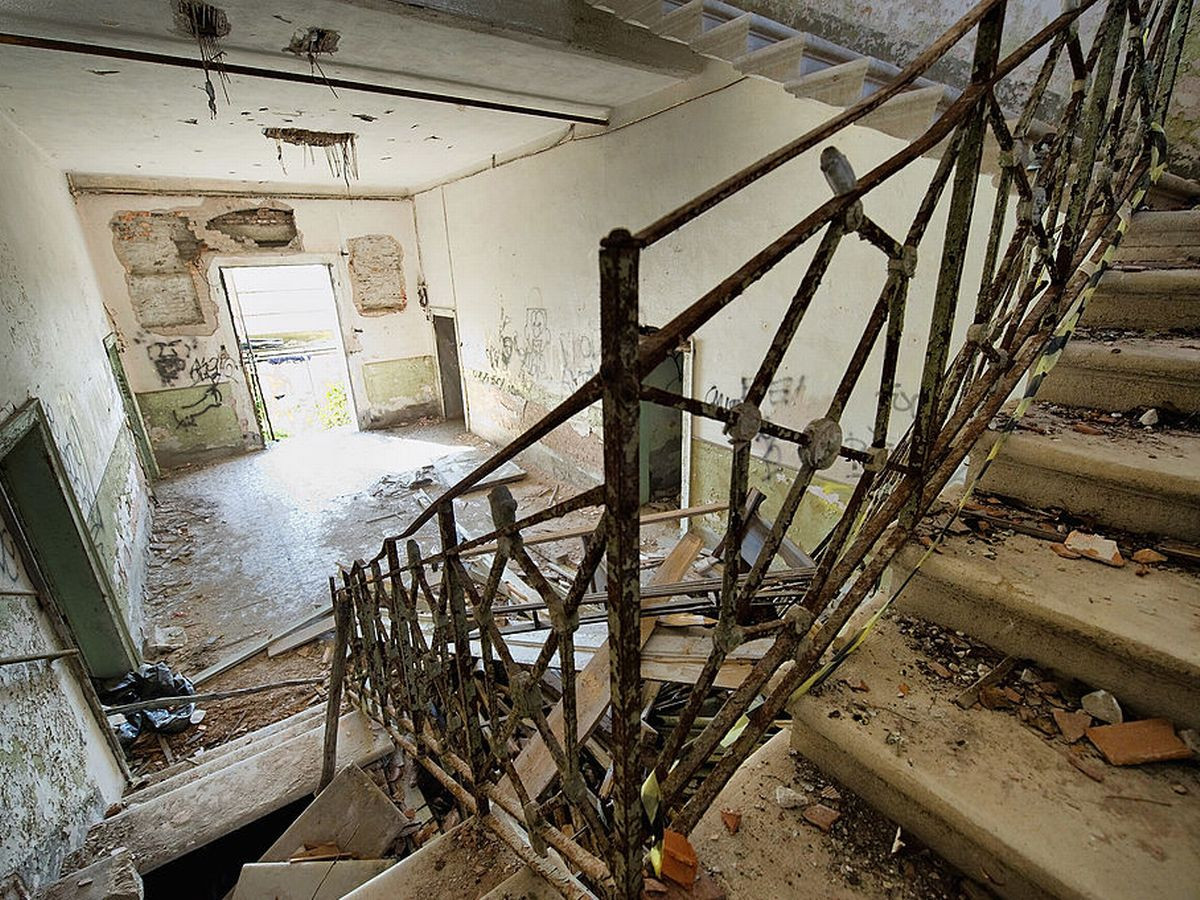 Do đảo Poveglia không có người sinh sống trong suốt nhiều năm nên không khí y ám rùng rợn ở nơi này thu hút một số nhiếp ảnh gia, những thợ săn ma và những người thích trải nghiệm ma quái tới tham quan, khám phá.