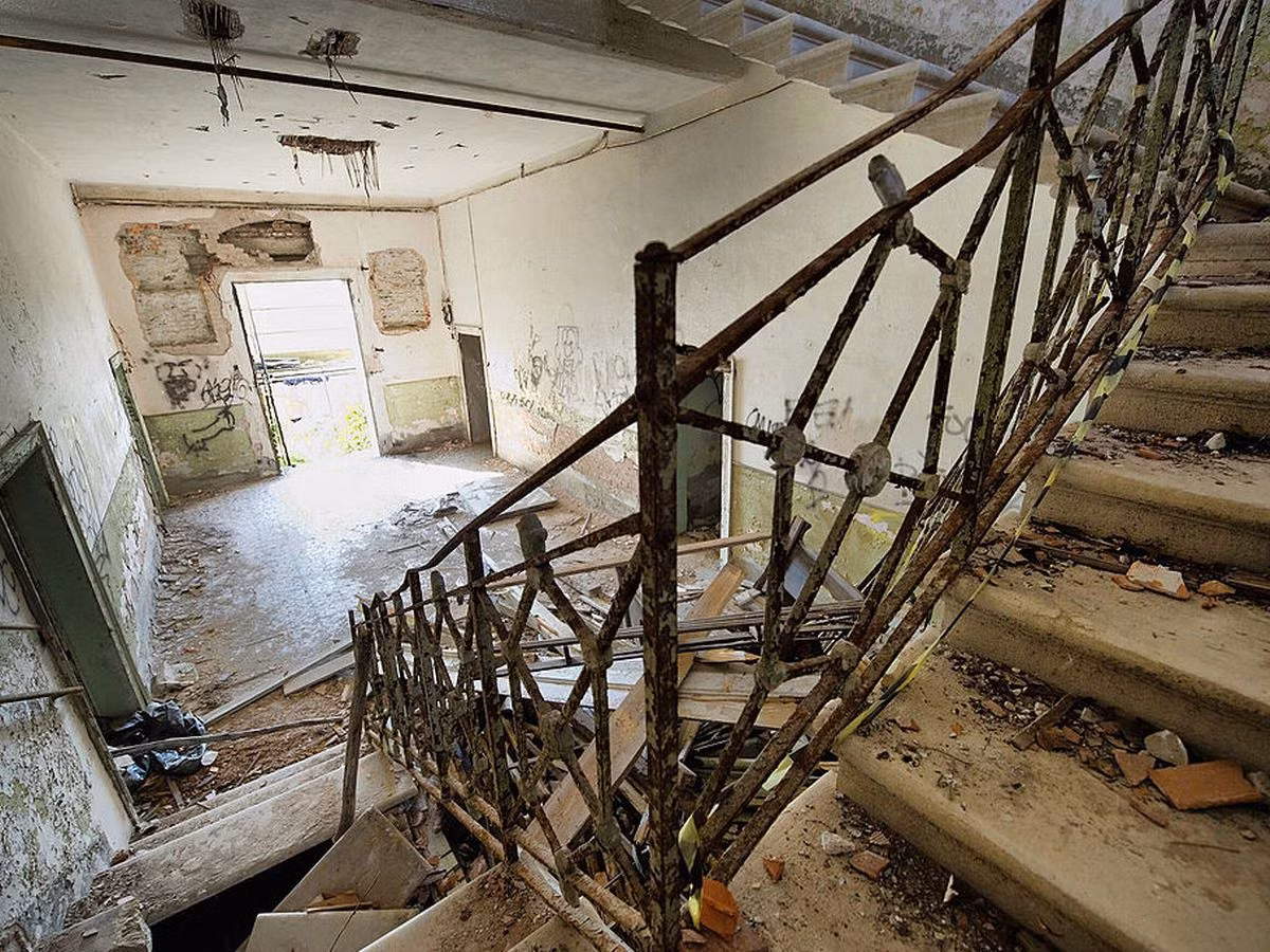 Do đảo Poveglia không có người sinh sống trong suốt nhiều năm nên không khí y ám rùng rợn ở nơi này thu hút một số nhiếp ảnh gia, những thợ săn ma và những người thích trải nghiệm ma quái tới tham quan, khám phá.