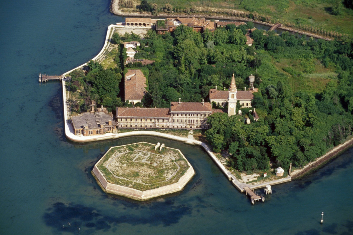 Poveglia là một hòn đảo nhỏ nằm giữa Venice và Lido, tại phá nước Venetian, miền bắc Italy. Ngày nay, hòn đảo này bị bỏ hoang, không có người sinh sống. Khi tìm hiểu về nơi đây, nhiều người không khỏi rùng mình sợ hãi bởi quá khứ "đen tối" hãi hùng.