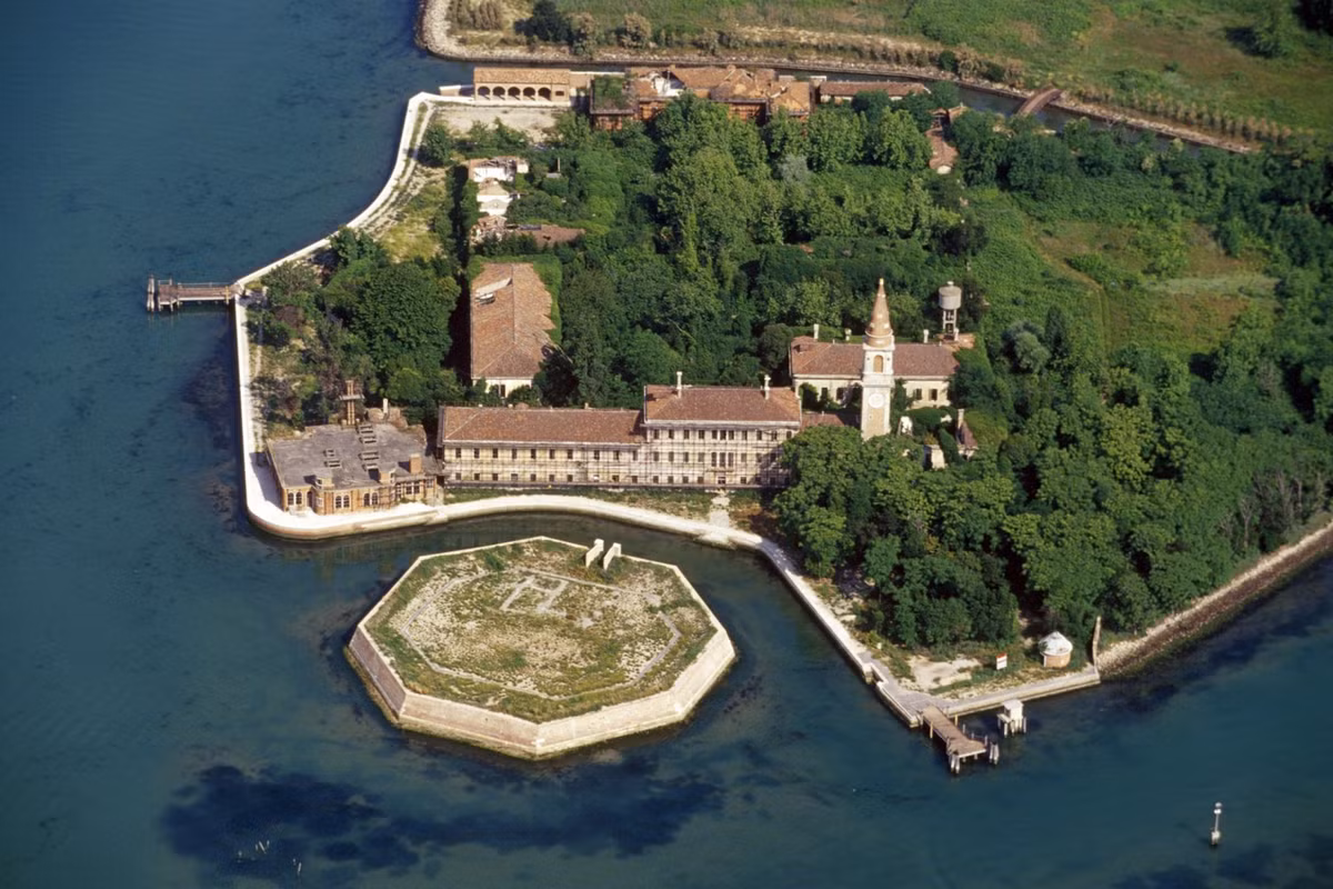 Poveglia là một hòn đảo nhỏ nằm giữa Venice và Lido, tại phá nước Venetian, miền bắc Italy. Ngày nay, hòn đảo này bị bỏ hoang, không có người sinh sống. Khi tìm hiểu về nơi đây, nhiều người không khỏi rùng mình sợ hãi bởi quá khứ "đen tối" hãi hùng.