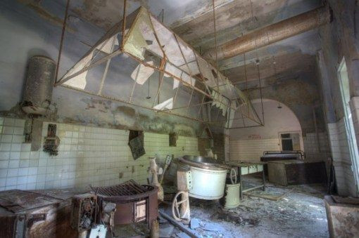 Tuy nhiên, để có thể đặt chân lên đảo Poveglia, mọi người phải đăng ký và trải qua qua quá trình xét duyệt khắt khe của chính quyền. Chỉ khi được cấp phép thì du khách mới có thể lên đảo.