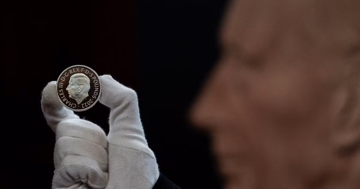 Khi xem hình ảnh về đồng xu mới, nhiều người nhận thấy Vua Charles III không đội vương miện. Điều này khiến công chúng tò mò vì sao lại vậy.