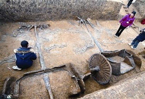 Trong số những cổ vật, cỗ chiến xa của nước Sở được bảo quản khá tốt. Chủ nhân ngôi mộ có thể là một tướng quân hay một vị quan trong triều đình.