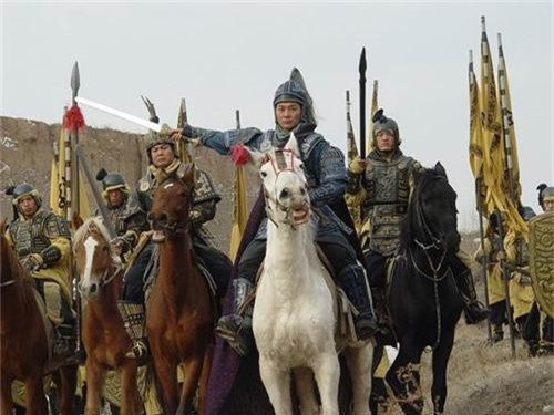 Giả thuyết khác suy đoán dấu chân đỏ như máu đó có thể là một phần trong tập tục mai táng của người dân nước Sở khi ấy.