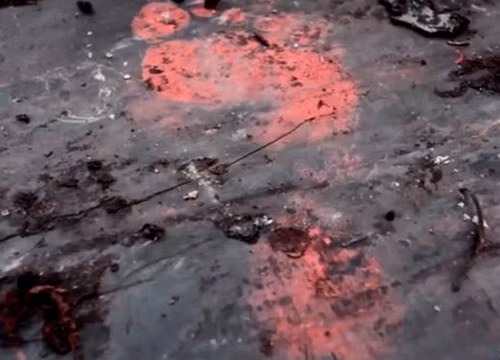 Khi tìm được cỗ quan tài bên trong ngôi mộ, các chuyên gia không khỏi giật mình khi nhìn thấy dấu chân đỏ như máu. Dấu chân bí ẩn này xuất hiện ở phần giữa của quan tài, vị trí ở ngang ngực của bộ hài cốt.