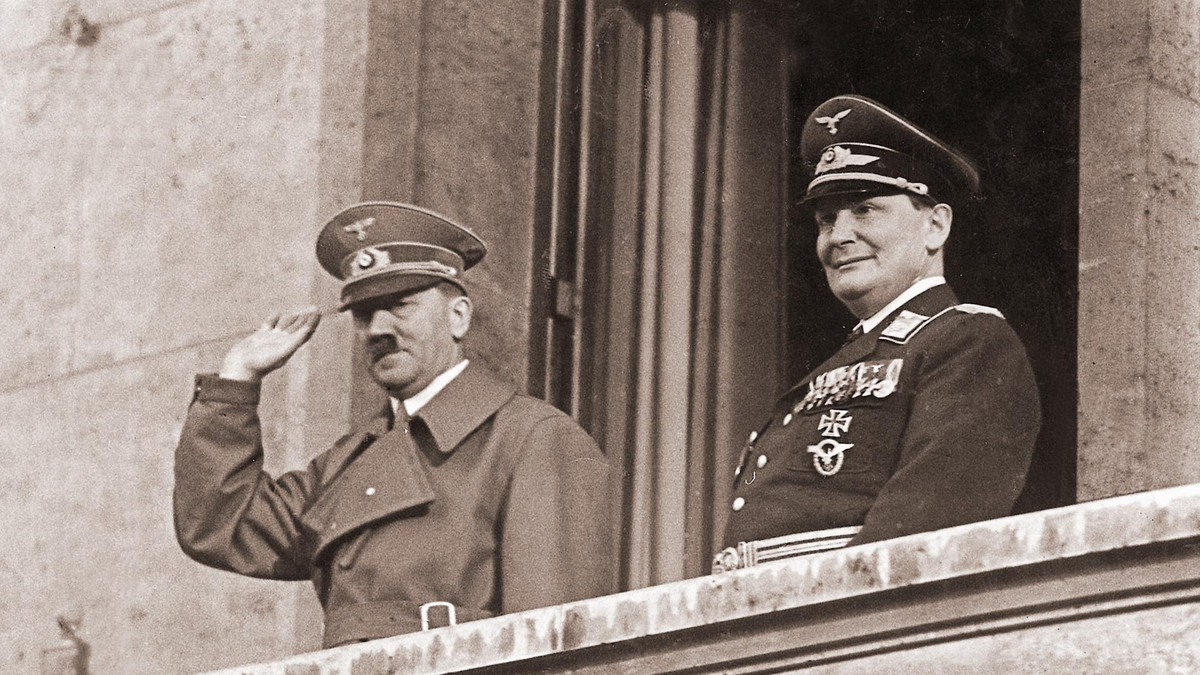 Vì vậy, Hermann dốc hết sức làm việc cho Hitler, bao gồm việc cùng tham gia cuộc “đảo chính nhà hàng bia” ngày 8/11/1923 tại Bayern. Mục đích của Hitler là nhằm phá hoại chính quyền bang Bayern, dự định tiếp tục lật đổ chính phủ Cộng hòa Weimar.