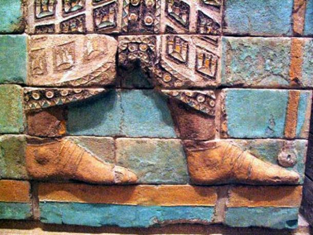 Tham gia đội quân bất tử, các chiến binh được trang bị áo giáp bằng vàng cùng với các vũ khí như: khiên, kiếm, dao găm lớn, cung tên, giáo ngắn...