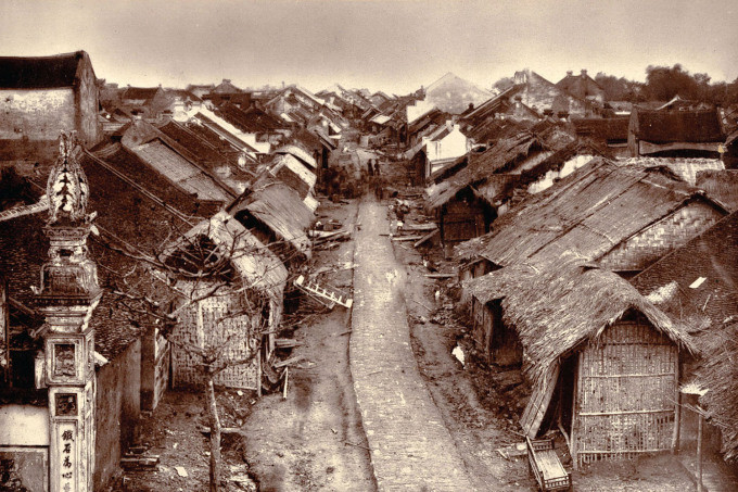 Những ngôi nhà san sát nhau ở Bắc Ninh những năm 1884 - 1885. Nhiếp ảnh gia Charles-Édouard Hocquard (1853 - 1911) đã chụp bức ảnh này.