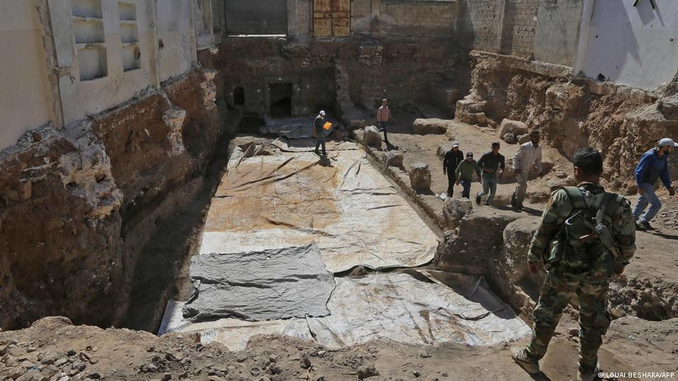 Ngoài ra, bức tranh khảm trên còn mô tả thần biển Neptune bên cạnh 40 tình nhân.