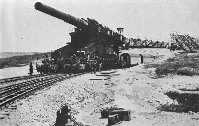 Siêu pháo Schwerer Gustav hay còn gọi "đại pháo Gustav" đây là khẩu súng thần công lớn nhất thế giới. Đức quốc xã đặt nhiều kỳ vọng vào vũ khí siêu khủng này sẽ giúp đánh bại quân Đồng minh. Krupp Industries thiết kế siêu pháo Schwerer Gustav nặng tới 1350 tấn và có thể bắn cùng lúc những viên đạn nặng 7 tấn đến mục tiêu ở cách đó gần 47 km.