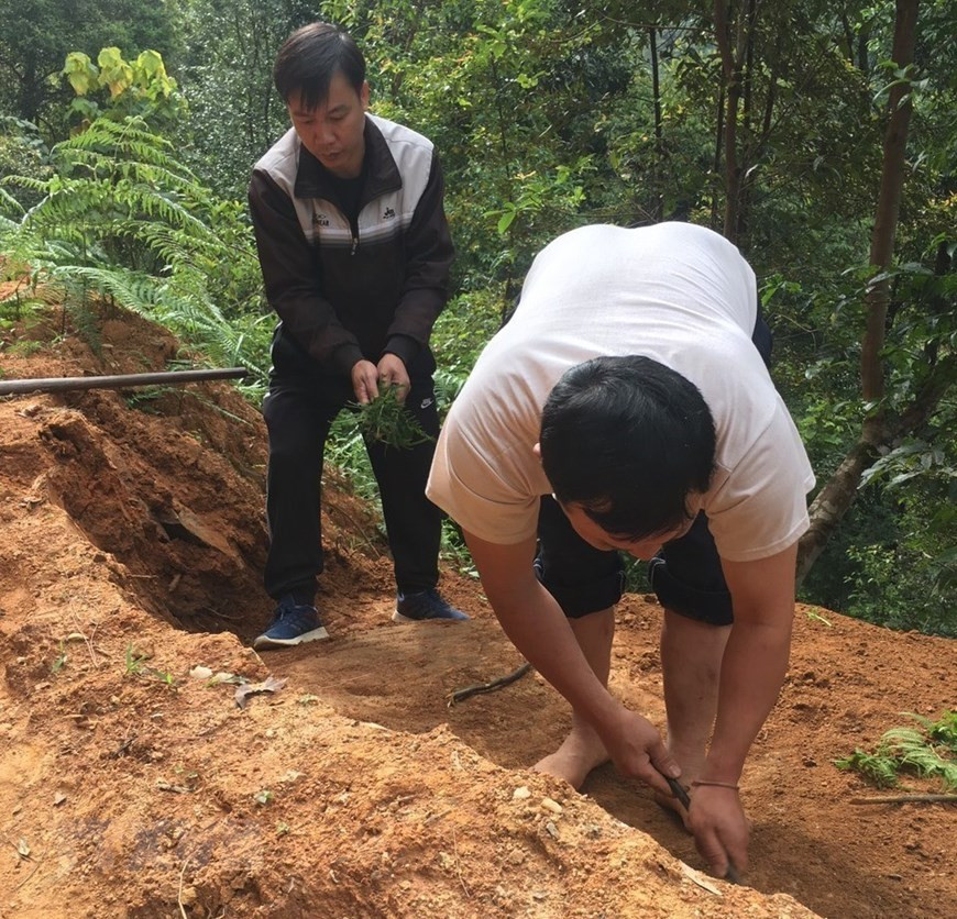 Những khối đá khắc cổ mới phát hiện có mặt phẳng hơi lồi, trên bề mặt khắc phủ kín các loại hình gồm: hình tròn lõm, hình thoi lõm, hình tròn lồi đồng tâm lớn, hình học và hình ruộng bậc thang tầng tầng lớp lớp trang trí xung quang rìa của khối đá. Ảnh: TTXVN.