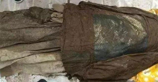 Khi tới địa điểm, các chuyên gia bắt tay vào kiểm tra, xem xét tình hình ngôi mộ trước khi thực hiện cuộc khai quật. Họ xác định mộ cổ này có niên đại vào thời nhà Đường.