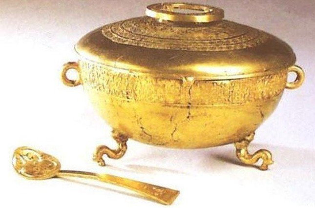 Sau khi nhận được lệnh từ cơ quan có thẩm quyền cho phép khai quật, các chuyên gia tiến vào bên trong ngôi mộ. Sau 6 ngày làm việc, họ tiến đến khu vực trung tâm của ngôi mộ và tìm thấy một cỗ quan tài và 4 bộ hài cốt nằm cạnh đó.