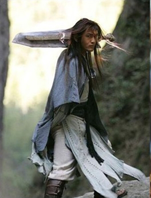 Sau khi luận giải dựa trên các manh mối mà Độc Cô Cầu Bại để lại, Dương Quá tìm được 2 thanh kiếm đầu tiên. Tiếp đến, Huyền Thiết Trọng Kiếm kèm văn phổ được Dương Quá tìm thấy. Nhờ vậy, Dương Quá biết được kiếm pháp Độc cô cửu kiếm của Độc Cô Cầu Bại.