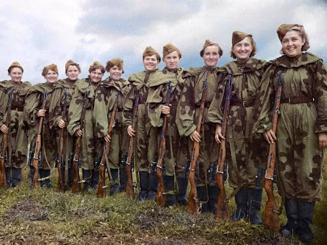 Một nhóm phụ nữ tại trường đào tạo bắn súng của Liên Xô năm 1943. Đây là nơi nhiều nữ xạ thủ huyền thoại được huấn luyện trước khi ra chiến trường giết địch.