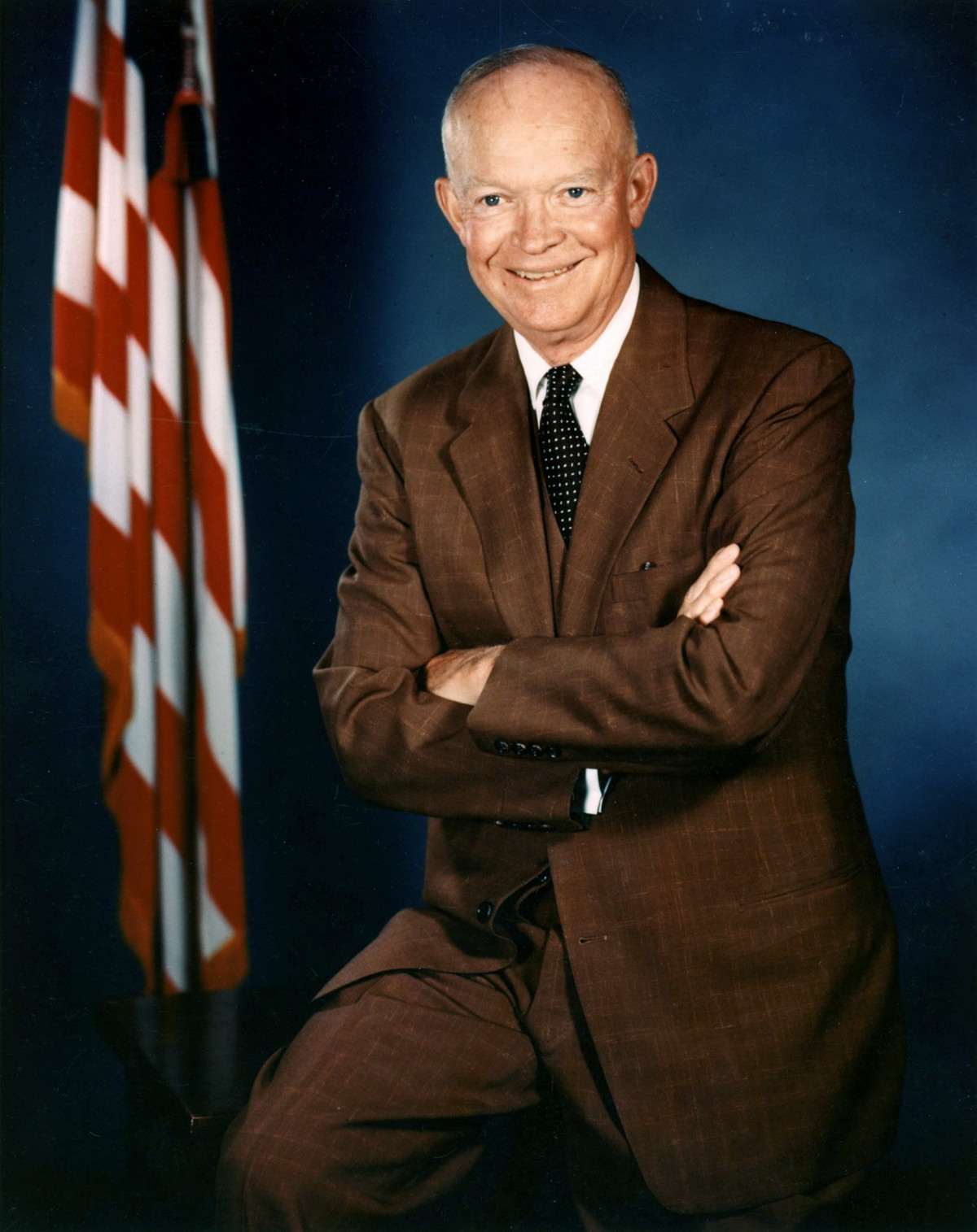 Dwight D. Eisenhower là một trong những Tổng thống vĩ đại nhất của nước Mỹ. Hai nhiệm kỳ Tổng thống của ông kéo dài từ năm 1953 - 1962. Trước khi trở thành chủ nhân Nhà Trắng, ông là một danh tướng, chính trị gia nhiệt huyết, tài ba, cống hiến cho đất nước.