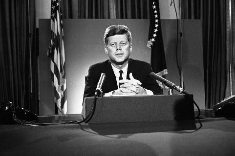 Trước khi chôn cất, gia đình Tổng thống Kennedy đã đặt vào bên trong quan tài của ông chủ Nhà Trắng quá cố một số "bảo bối". Đó là: một chiếc răng cá voi được chạm khắc con dấu của tổng thống; 3 bức thư của vợ và các con ông Kennedy; một cặp khuy măng sét bằng vàng.