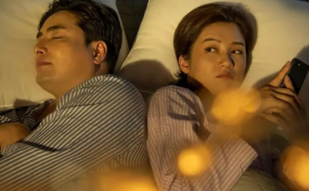 Ngay trong dem tan hon, chong da khuyen vo nen ve nha ngoai song